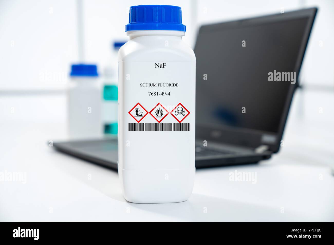 Chemische Substanz NAF-Natriumfluorid CAS 7681-49-4 in weißen Kunststoffverpackungen für Labors Stockfoto