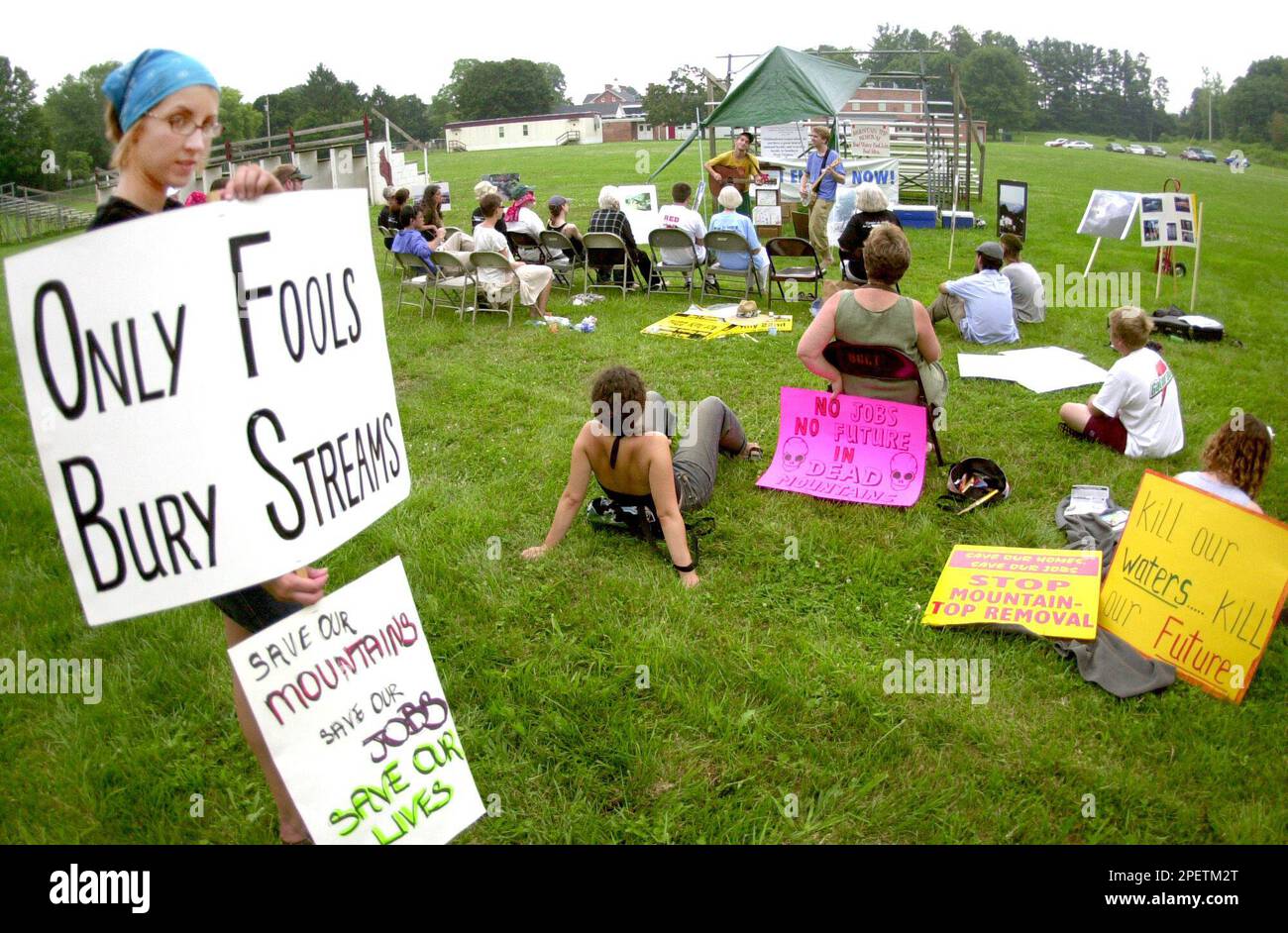 Celeste Streeter, a University of Maryland student and a former resident on MountCoal, W.Va.in Boone County, attending the Coal Rally in Shepherdstown, W.Va. Thursday July 22, 2004. MountCoal, no longer exist. (AP Photo/The Journal Newspaper, Ron Agnir) Stockfoto