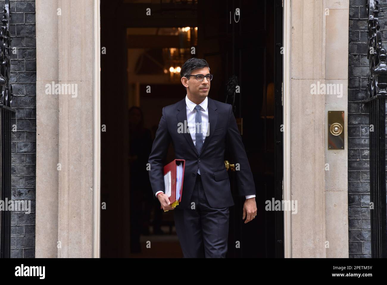 Premierminister RISHI SUNAK verlässt die Downing Street 10 für Fragen des Premierministers. Stockfoto