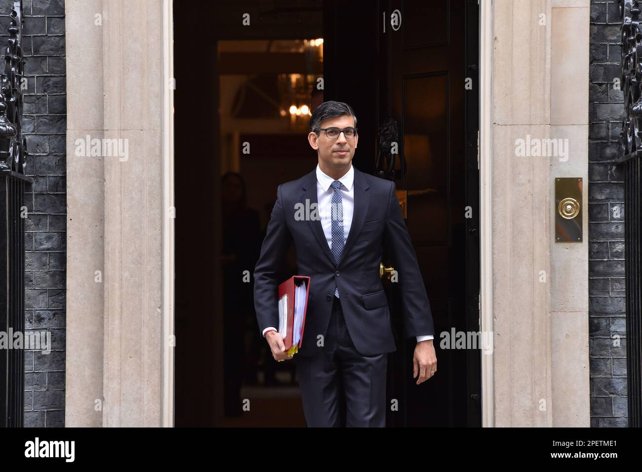 Premierminister RISHI SUNAK verlässt die Downing Street 10 für Fragen des Premierministers. Stockfoto