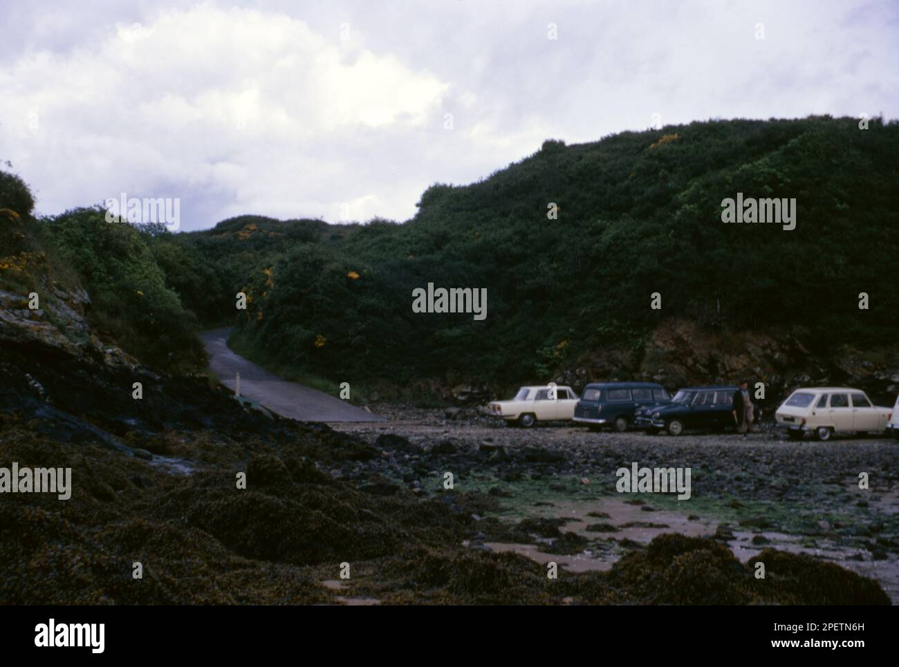 Ein Creme Alfa Romeo 2000 Berlina, ein dunkelblauer Citroen Ami 8 und ein cremefarbener Renault 4, geparkt an einem Strand nahe St Cast Le Guildo, Bretagne, Frankreich 1971. Stockfoto