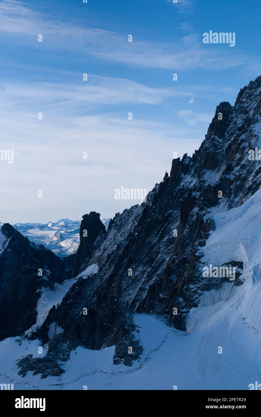 Blick auf die Bergspitze mit Schnee in den Alpen Stockfoto