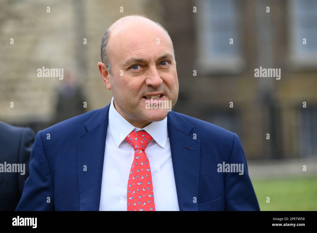 Andrew Griffith MP (Con: Arundel und South Downs) Wirtschaftsminister des Finanzministeriums – ON College Green, Westminster wird zu dem Budge befragt Stockfoto