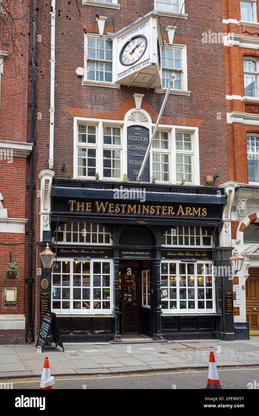 Der Westminster Arms Pub in der Nähe der britischen Parlamentsgebäude, der bei Abgeordneten und Beamten beliebt ist, hat eine Glocke, die läutet, wenn eine Abstimmung ansteht. Stockfoto