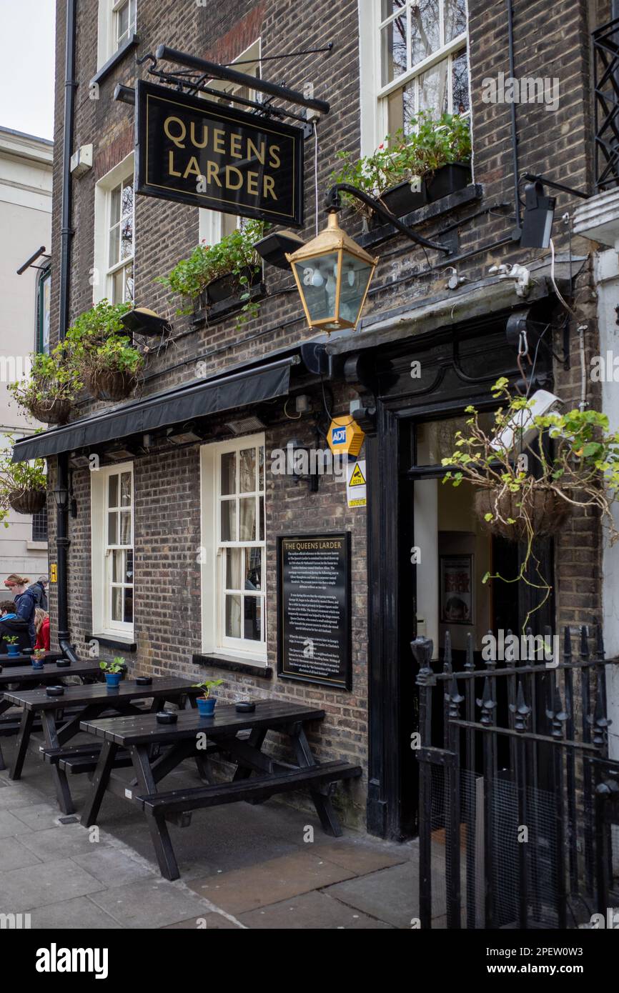 Der Queens Larder Pub im Queen Square Bloomsbury London 1. Pub aus dem 18. Jahrhundert, erbaut auf dem Gelände einer Speisekammer, die von Königin Charlotte für König George III. Gehalten wurde Stockfoto