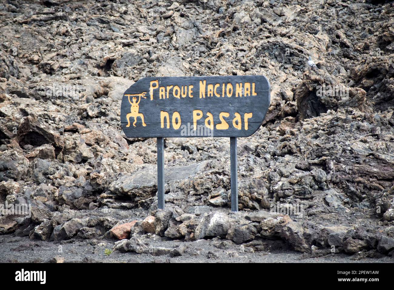 parque nacional no pasar no entry sign on Lava flow parque nacional de timanfaya Lanzarote, Kanarische Inseln, Spanien Stockfoto
