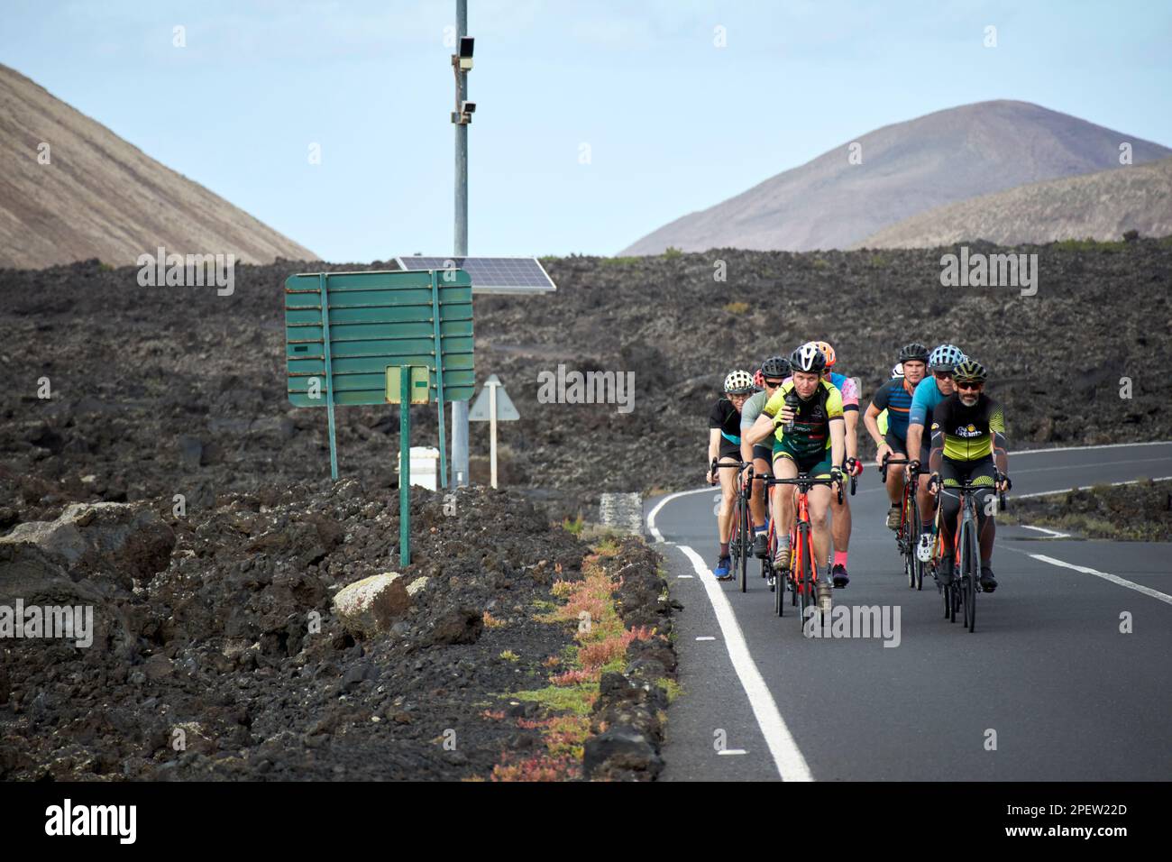 Gruppe von Radfahrern, die durch den parque nacional de timanfaya Lanzarote, Kanarische Inseln, Spanien, radeln Stockfoto