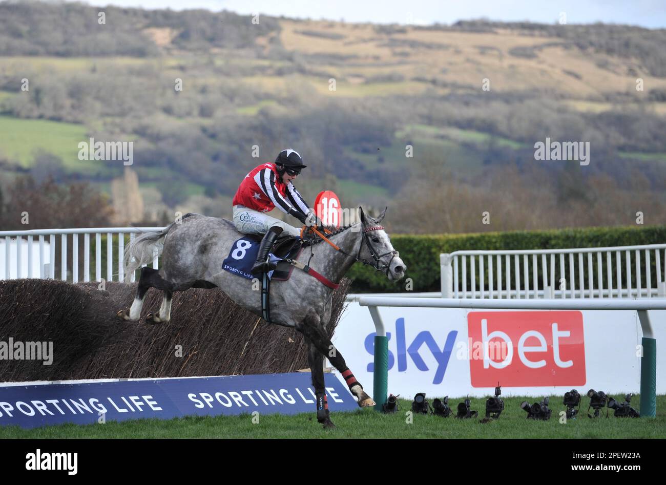 Rennen 2 der Sporting Life Arkle Trophy Straw Fan Jack springt das letzte Pferderennen auf der Cheltenham Rennbahn an Tag 1 des Cheltenham Festivals a c Stockfoto