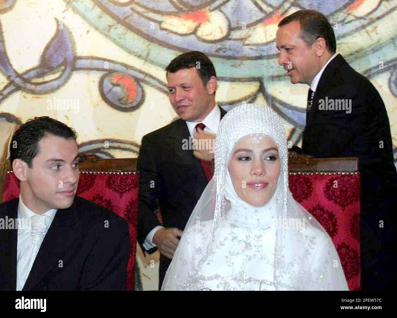 King Abdullah II of Jordan, 2nd left, accompanied by Turkish Prime Minister Recep Tayyip Erdogan, right, congratulates the newly married couple Berat Albayrak and Esra Erdogan during their wedding ceremony in Istanbul, Turkey, Sunday July 11, 2004. Leaders of Muslim and Christian countries mingled together at the wedding of Turkish Prime Minister Recep Tayyip Erdogan's daughter. Esra Erdogan married Berat Albayrak, the son of Turkish journalist Sadik Albayrak. Thousands of guests attended the ceremony, including Jordan's King Abdullah II, Pakistani President Gen. Pervez Musharraf, Greek Premie Stockfoto