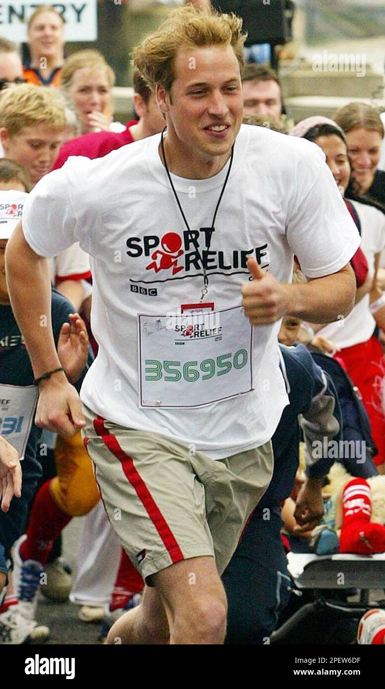 Prince William taking part in the Sport Relief London Mile, Saturday July 10, 2004 in central London. More than 70,000 people in Britain have signed up to run a mile for charity at 144 official events to raise money to tackle poverty and help disadvantaged people in the UK and abroad in an event organised by Comic Relief and BBC Sport. A five hour television special featuring stars of sport and screen will also air Saturday.. (AP Photo/ Andrew Parsons, Pool) Stockfoto