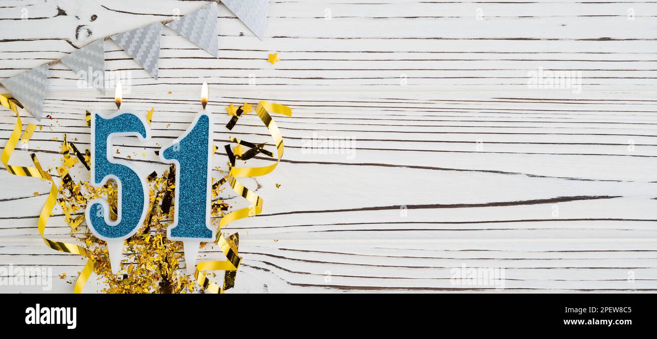 Blaue Festkerze Nummer 51 auf weißem Holzhintergrund. Herzlichen Glückwunsch zum Geburtstag für die 51-Jährige. Speicherplatz kopieren. Stockfoto