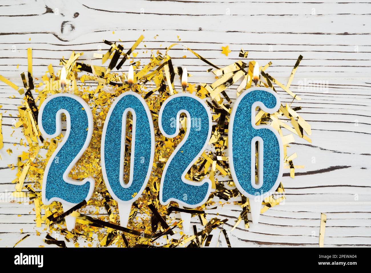 Feiertage Hintergrund Frohes neues Jahr 2026. Zahlen des Jahres 2026 aus blauen Kerzen auf festlichem weißem Holzhintergrund. Wir feiern Neujahrsfeiertage Stockfoto