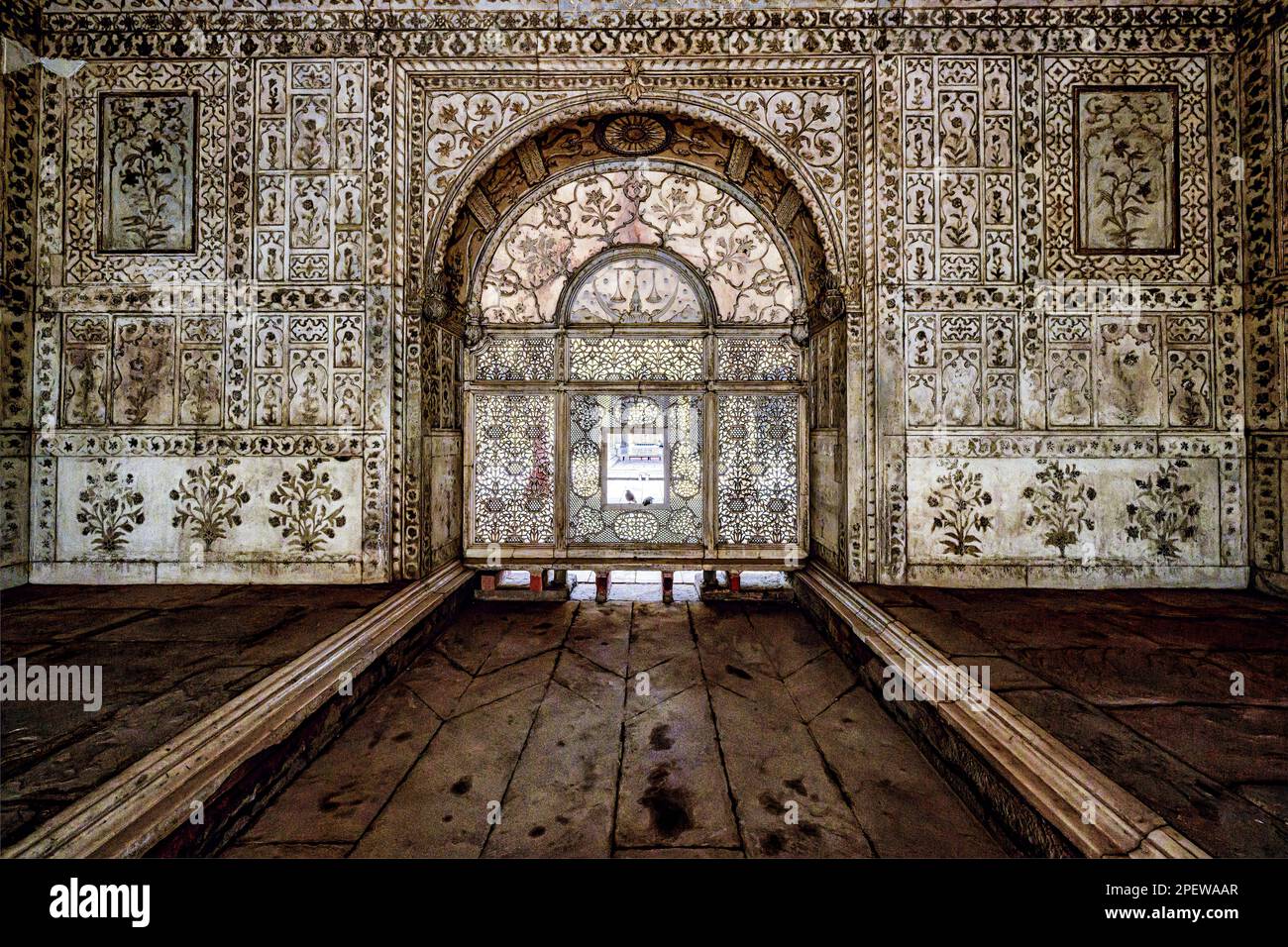 Die durchbohrte und eingelegte weiße Marmorwand im Khas Mahal - der Halle des privaten Publikums, in der kaiserlichen Residenz im Roten Fort in Delhi Stockfoto