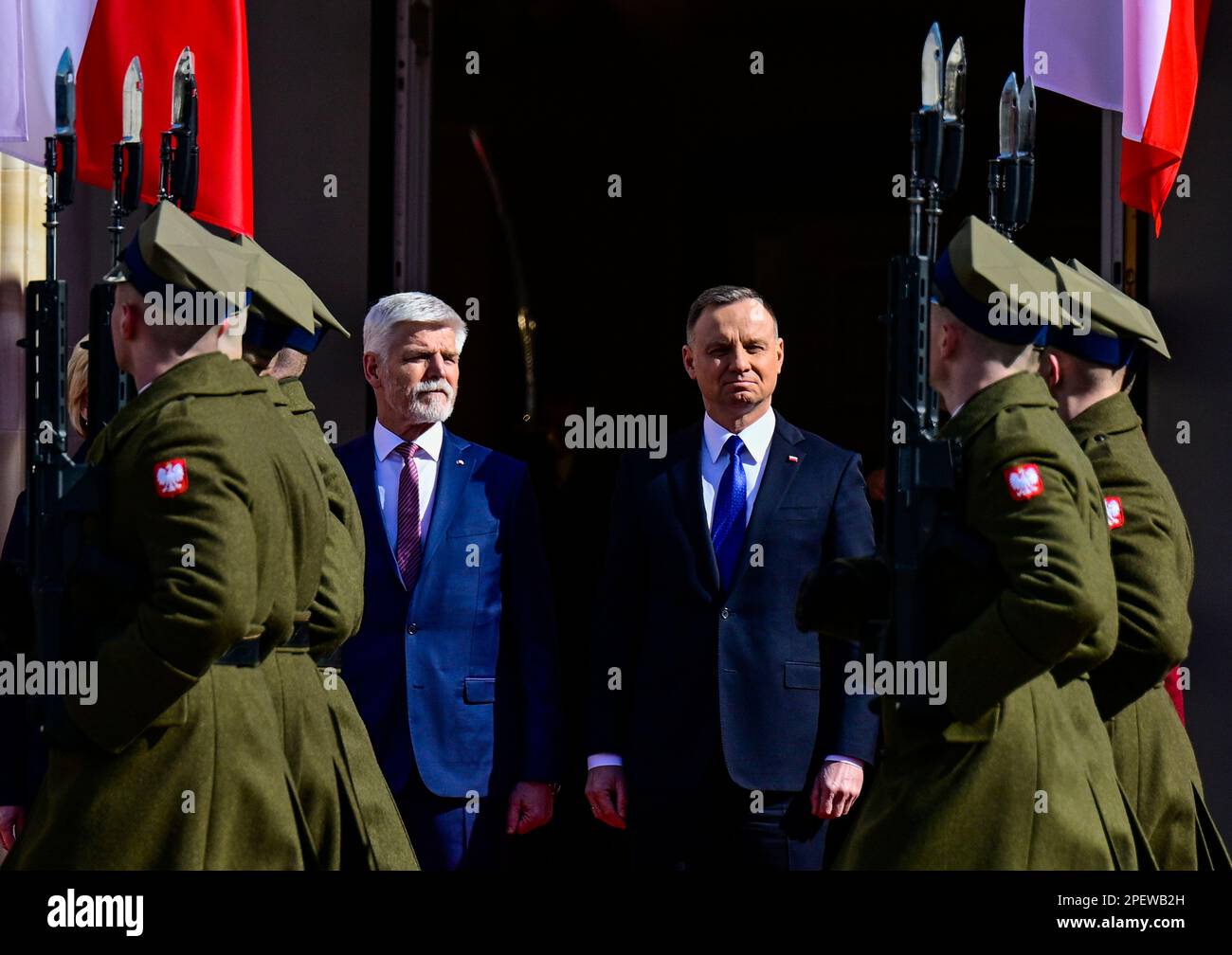 Warschau, Polen. 16. März 2023. Der polnische Präsident Andrzej Duda (rechts) begrüßt den neuen tschechischen Präsidenten Petr Pavel am 16. März 2023 im Präsidentenpalast in Warschau (Polen) mit militärischen Auszeichnungen. Kredit: Roman Vondrous/CTK Photo/Alamy Live News Stockfoto