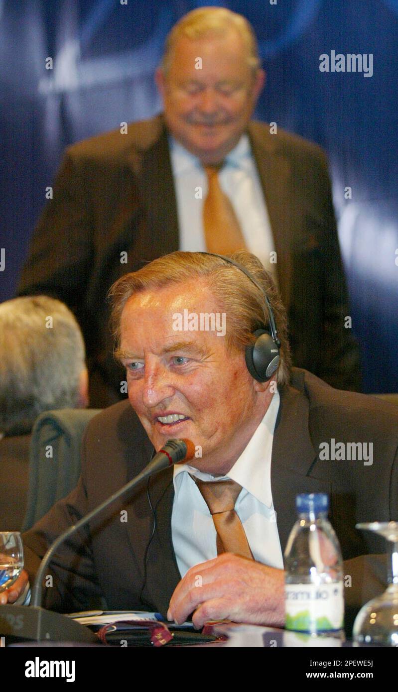 Gerhard Mayer-Vorfelder, president of the German soccer association DFB, front, smiles as UEFA President Lennart Johansson from Sweden passes by in the background at the end of the XIII Conference of the Presidents and General Secretaries of UEFA Member Associations in Lisbon, Portugal, Saturday July 3, 2004. (AP Photo/Thomas Kienzle) Stockfoto