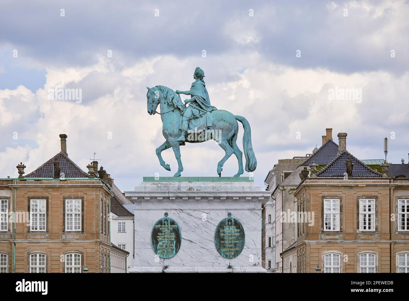 Das Reiterstandbild von König Friedrich V. von Dänemark (Rytterstatuen af Frederik V) im Zentrum von Schloss Amalienborg Square, Kopenhagen Stockfoto