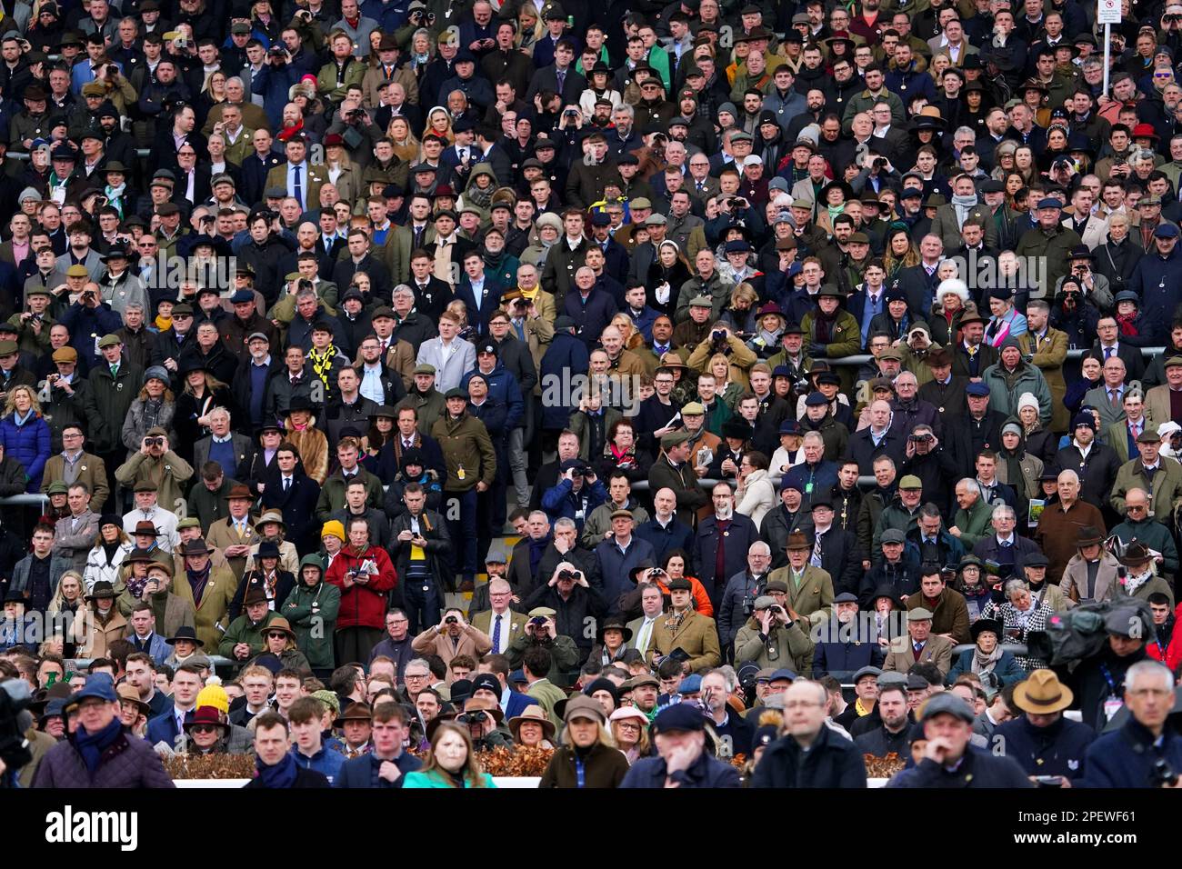 Ein allgemeiner Blick auf die Rennfahrer am dritten Tag des Cheltenham Festivals auf der Cheltenham Racecourse. Foto: Donnerstag, 16. März 2023. Stockfoto