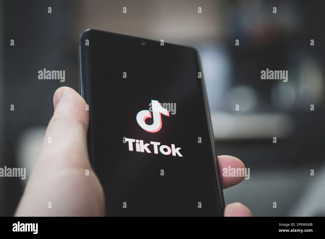 Das Logo von Tik Tok - eine beliebte Anwendung zum Ansehen von Videos auf einem schwarzen Smartphone. Barnaul. Russland. Februar 4, 2021 Stockfoto