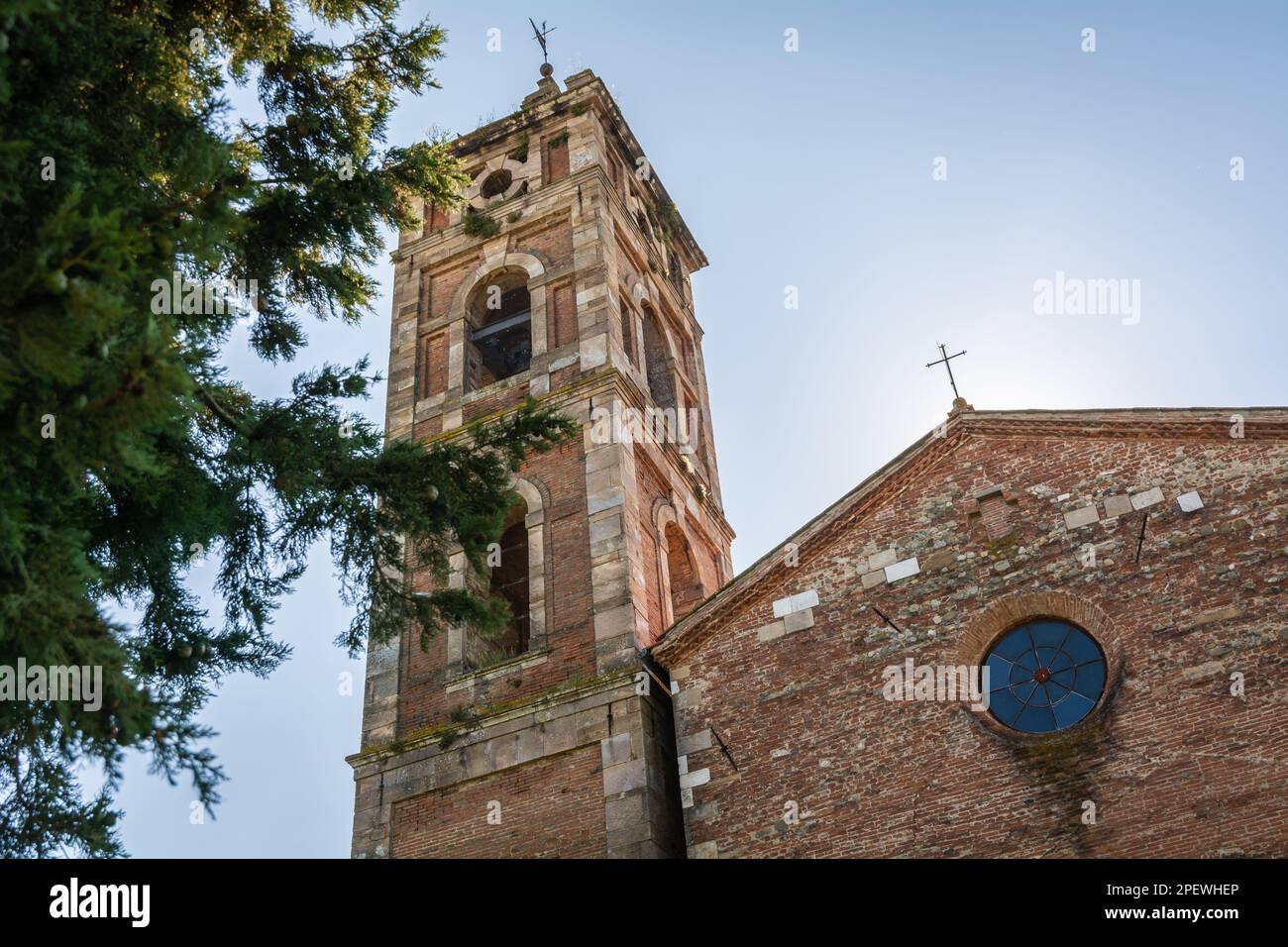 Die antike Kirche San Michele Arcangelo in Antraccoli, Capannori, Lucca, Toskana, Mittelitalien - 12. Jahrhundert. Stockfoto