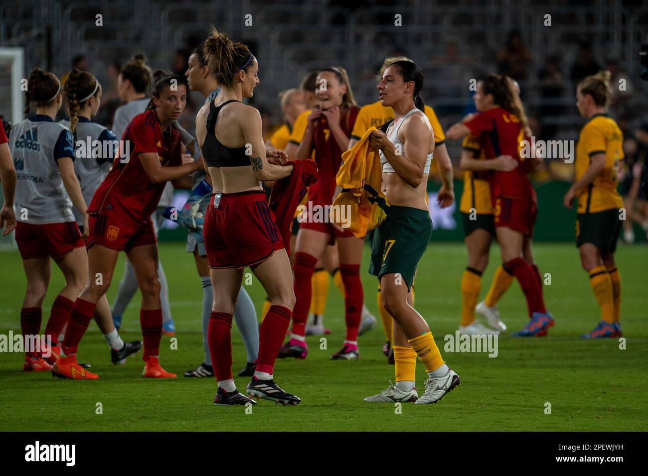 Sydney, Australien. 19. Februar 2023. Sydney, New South Wales, Februar 19. 2023: Esther Gonzalez (9 Spanien) und Alexandra Chidiac (27 Australien) tauschen Trikots nach dem internationalen Cup of Nations-Spiel zwischen Australien und Spanien im CommBank Stadium in Sydney, Australien. (NOE Llamas/SPP) Guthaben: SPP Sport Press Photo. Alamy Live News Stockfoto