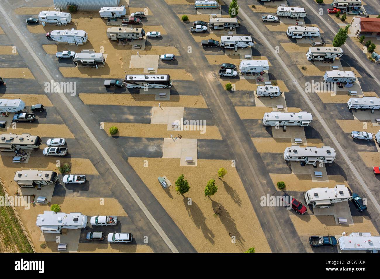Blick aus der Luft auf den Wohnmobil-Urlaub auf dem Campingplatz für Wohnmobile, wo Wohnmobile geparkt werden können Stockfoto