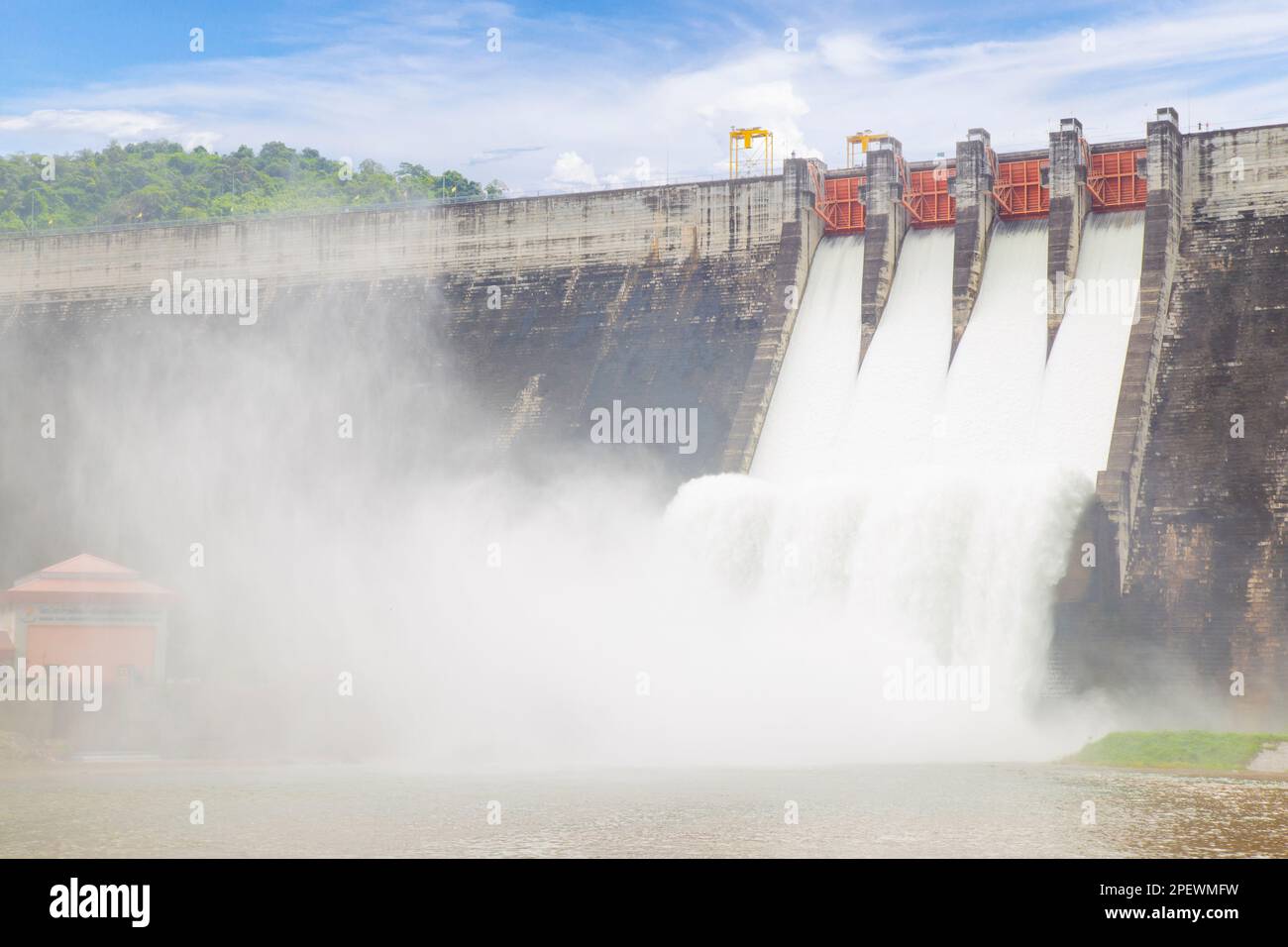 Dam Khun Dan Prakarn Chon ist ein Damm mit Wasserkraftwerk und Bewässerung und Hochwasserschutz im Bezirk Nakhon Nayok, Thail Stockfoto