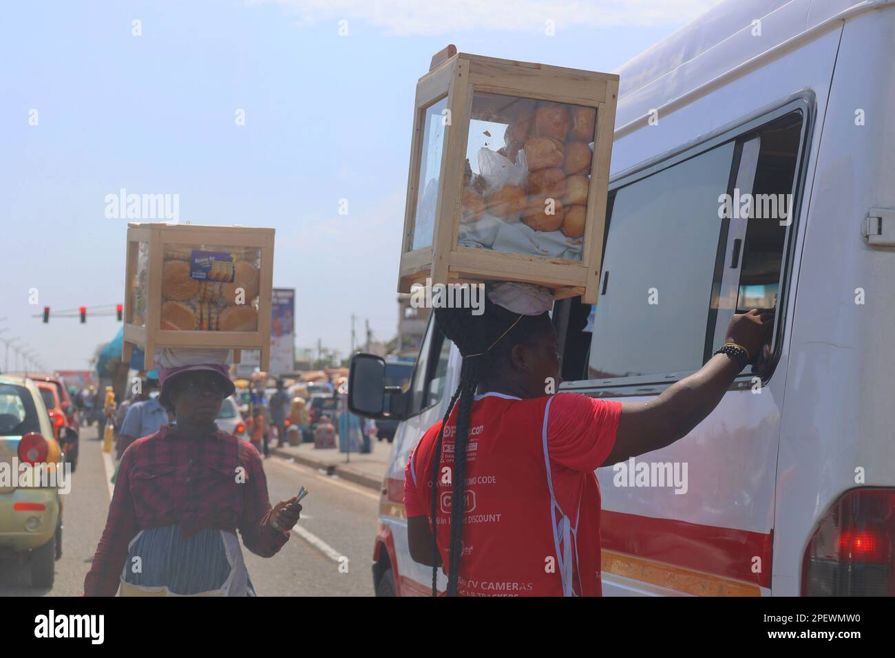 Accra, Ghana. 15. März 2023. Verkäufer verkaufen Waren auf einer Straße in Accra, Hauptstadt von Ghana, 15. März 2023. Ghana verzeichnete im Februar eine Inflationsrate von 52,8 Prozent, der zweite direkte Rückgang der Rate seit Mai 2021 nach einem Rückgang im Januar. Kredit: Seth/Xinhua/Alamy Live News Stockfoto