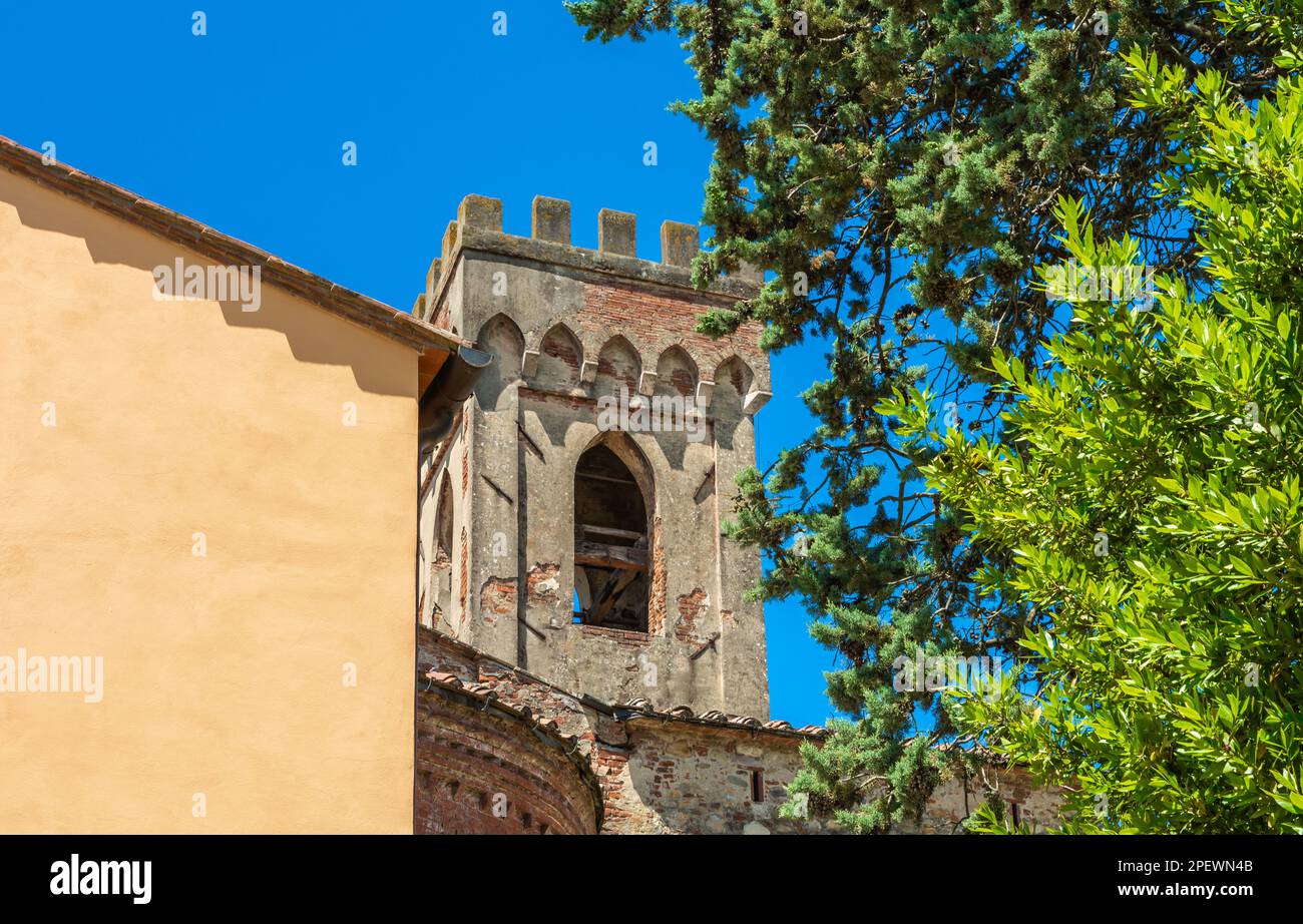 Glockenturm der Abtei San Pietro in Badia Pozzeveri - Gemeinde Altopascio - 11. Jahrhundert -, Provinz Lucca, Toskana - Italien Stockfoto