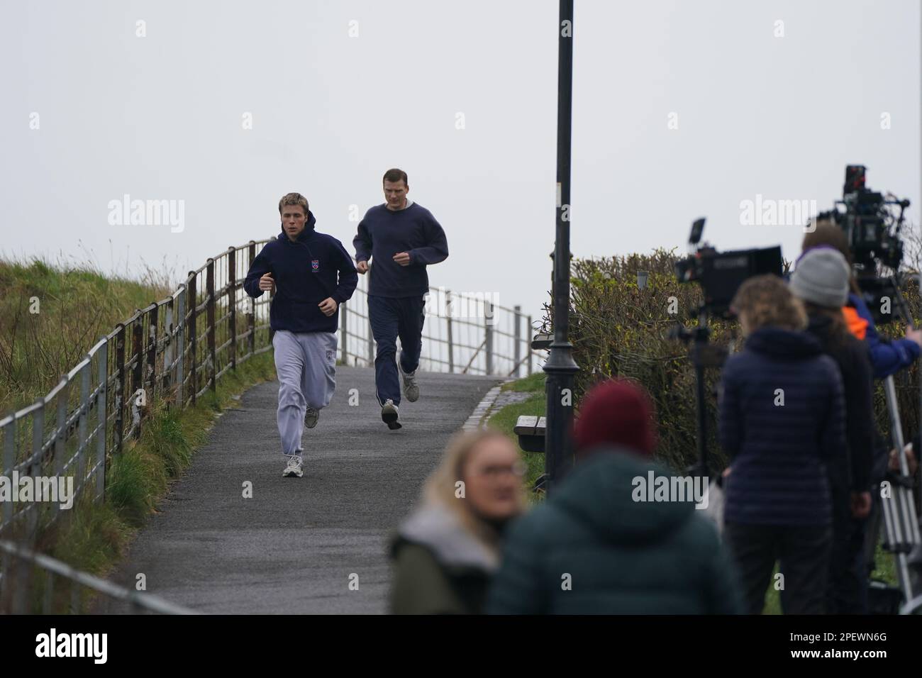 Schauspieler und Crew-Mitglieder am Set, während sie Szenen für die nächste Staffel der Krone in St. Andrews, Schottland, drehen. Foto: Donnerstag, 16. März 2023. Stockfoto