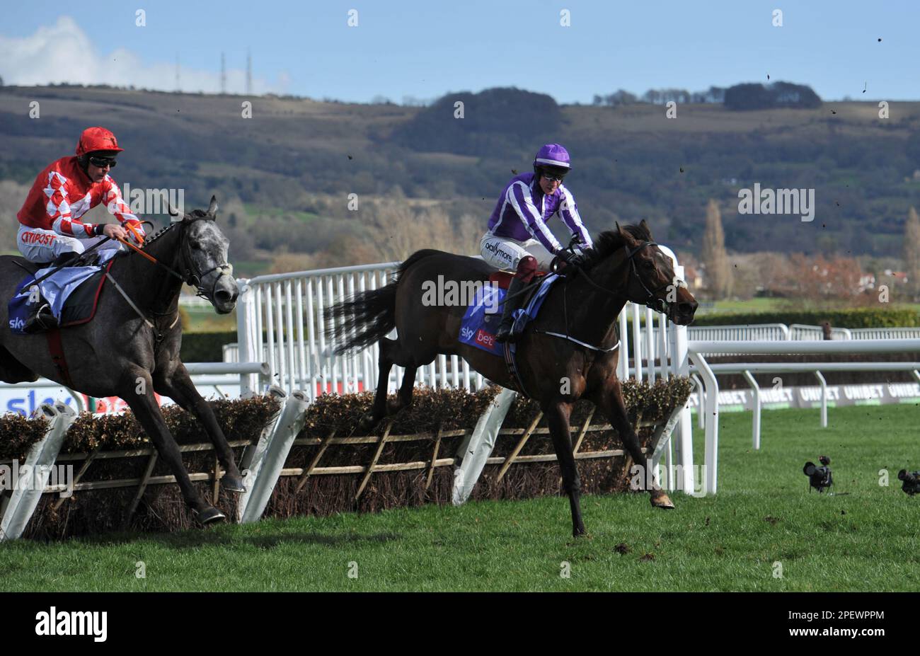 Race 1 Das Hürdenrennen Von Sky Bet Supreme Novice. High Definition von JJ Slevin springt den letzten vor Dr. Bravo, geritten von Davy Russell R. Stockfoto