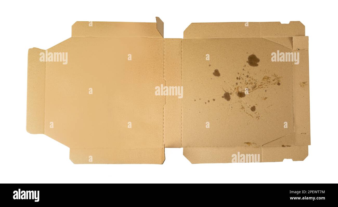 Leere Pizzaschachtel isoliert. Offener Lieferkarton mit Krümeln, gebrauchter fettiger Behälter, verschmutzte Verpackungen zum Mitnehmen, schmutzige Pizzakarton auf weißem Hintergrund Stockfoto