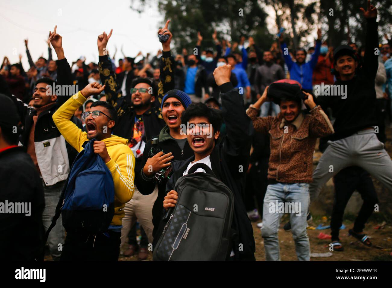 Kirtipur, Nepal. 16. März 2023. Nepalesische Fans jubeln während des Cricket-Spiels zwischen Nepal und den Vereinigten Arabischen Emiraten auf dem Tribhuvan University Ground in Kirtipur, Nepal, am Donnerstag, den 16. März 2023. Nepal hat Geschichte geschrieben, indem es sich für die ICC-WM-Qualifikation qualifiziert hat, die in Simbabwe stattfinden wird, nachdem es die Vereinigten Arabischen Emirate mit 9 Runs über die DLS-Methode geschlagen hat. (Kreditbild: © Skanda Gautam/ZUMA Press Wire) NUR REDAKTIONELLE VERWENDUNG! Nicht für den kommerziellen GEBRAUCH! Stockfoto