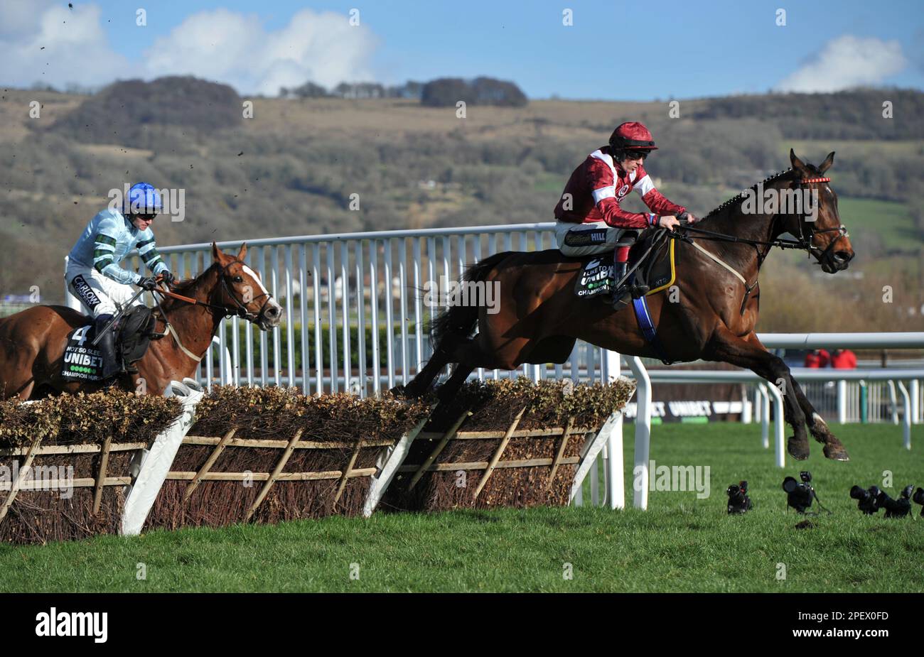 Rennen Sie Um 4 Uhr Die Unibet Champion Hürde. Ich mag es, dass es von Sam Twiston-Davies geritten wird, das letzte Rennen auf der Cheltenham Racecourse am 1. Tag des Stockfoto