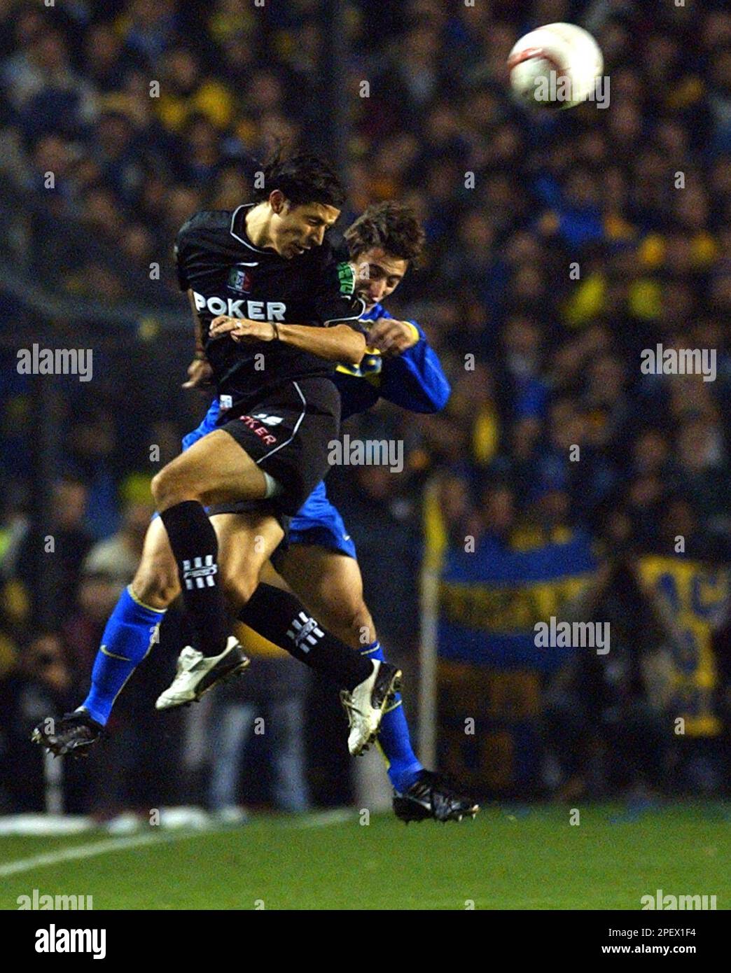 Guillermo Barros Schelotto, right, of Argentina's Boca Juniors, fights for the ball with Elkin Soto of Colombia's Once Caldas, during their first of two-match series of Copa Libertadores final at Bombonera stadium in Buenos Aires, Wednesday, June 23, 2004. (AP Photo/Eduardo Di Baia) Stockfoto