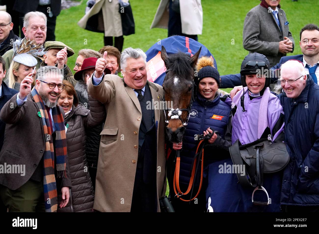 Trainer Paul Nicholls, Jockey Harry Cobden und die Sieger der Connections feiern, nachdem Stage Star am dritten Tag des Cheltenham Festivals auf der Cheltenham Racecourse die Turners Novice' Chase gewonnen hat. Foto: Donnerstag, 16. März 2023. Stockfoto