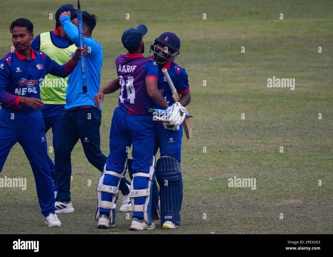 Kirtipur, Nepal. 16. März 2023. Nepalesische Cricketspieler jubeln nach dem Sieg des Cricket-Spiels gegen die Vereinigten Arabischen Emirate auf dem Tribhuvan University Ground in Kirtipur, Nepal, am Donnerstag, den 16. März 2023. Nepal hat Geschichte geschrieben, indem es sich für die ICC-WM-Qualifikation qualifiziert hat, die in Simbabwe stattfinden wird, nachdem es die Vereinigten Arabischen Emirate mit 9 Runs über die DLS-Methode geschlagen hat. (Kreditbild: © Skanda Gautam/ZUMA Press Wire) NUR REDAKTIONELLE VERWENDUNG! Nicht für den kommerziellen GEBRAUCH! Stockfoto