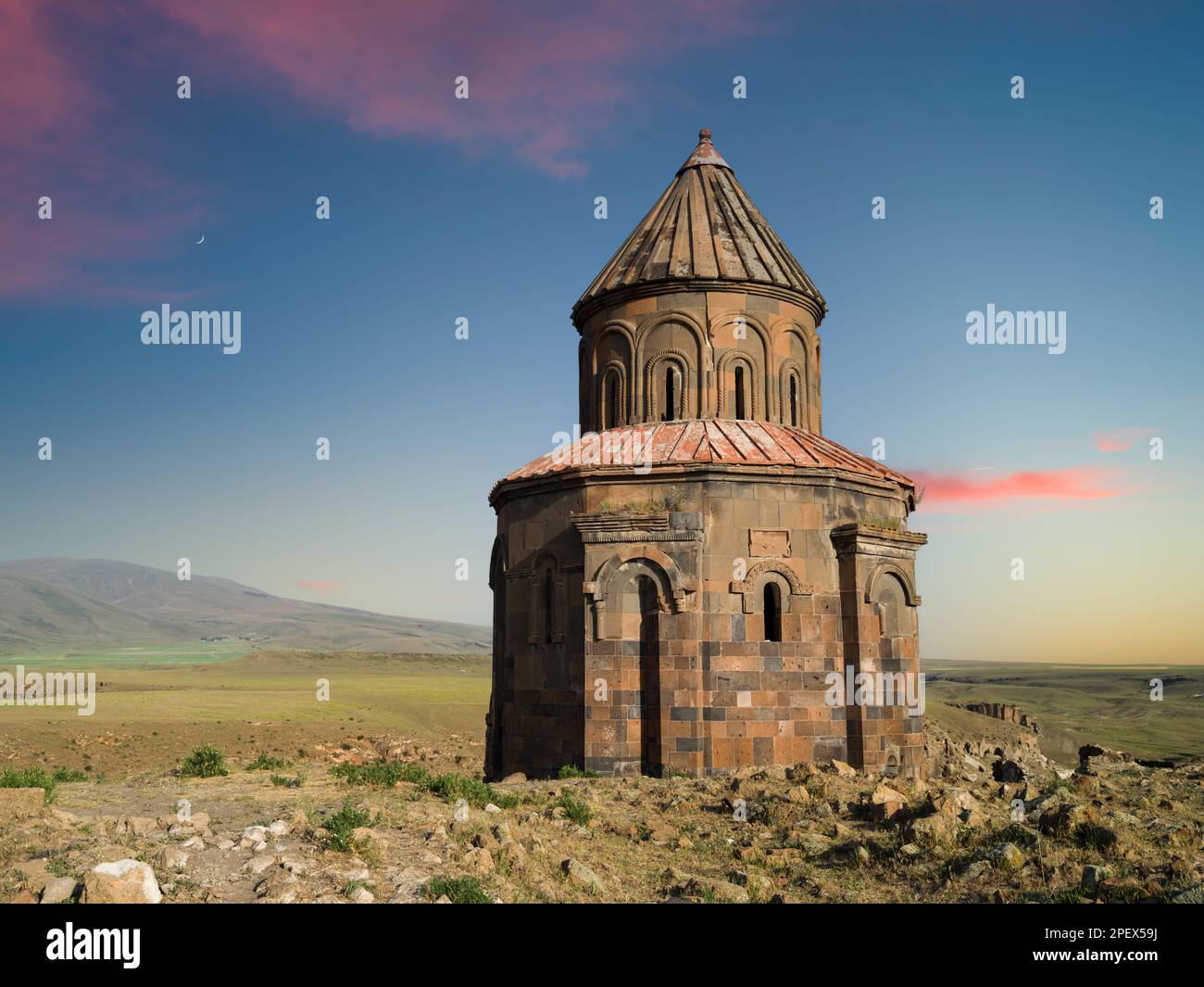 Die historische Kirche Saint Gregory of Abumarents bei Sonnenaufgang. Die antike Stadt Ani, die zum UNESCO-Weltkulturerbe gehört. Kars Provinz, Türkei Stockfoto