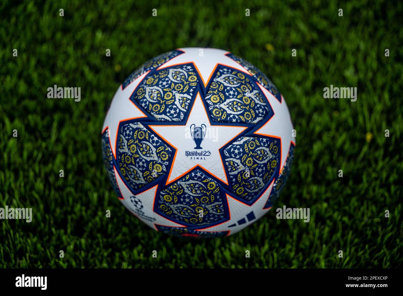 Nahaufnahme des Adidas UEFA Champions League-Finales in Istanbul 2023 2024 Stockfoto
