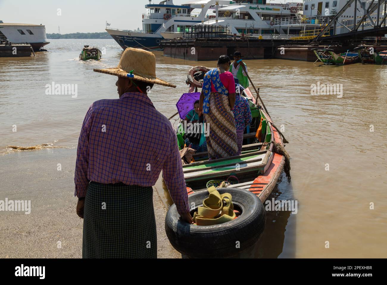 Yangon, Myanmar - 19. Dezember 2019: Boote und Bootsfahrer, die Menschen und Güter am Ufer des Yangon in der Nähe der Botahtaung-Pagode in Yangon, Bur, transportieren Stockfoto