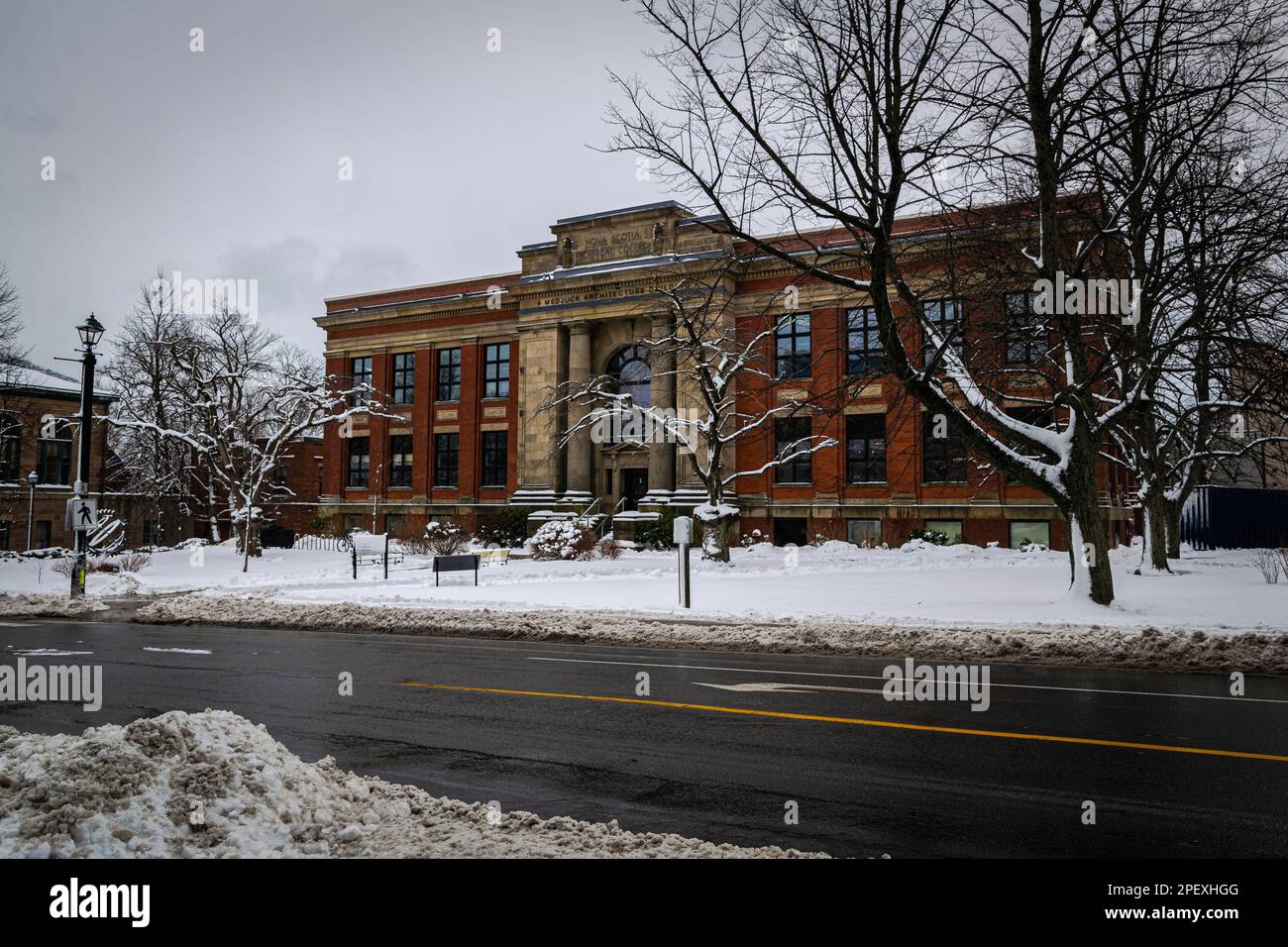 Ralph M. Medjuck Building (H-Gebäude) das Haus der School of Architecture auf dem Sexton Campus der Dalhousie University mitten im Winter Stockfoto