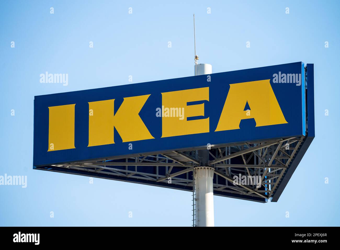 5. Januar 2023 - Loule, Portugal: Riesiger Ikea-Wegweiser vor blauem Himmel Stockfoto