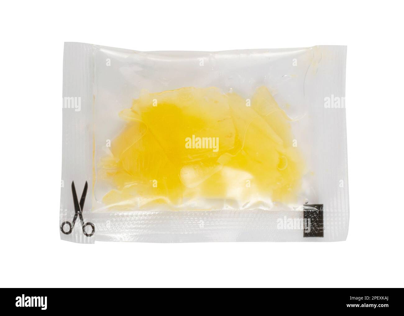 Eingelegter Ingwer in quadratischer Plastiktüte isoliert, einmalige Portion weißer eingelegter Gari, marinierte Ingwerscheiben, transparenter Beutel auf weißem Hintergrund Stockfoto