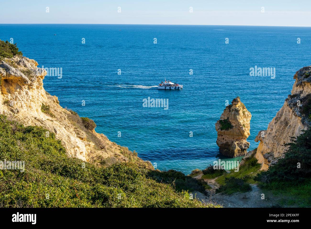 Wunderschöne Klippen und Felsformationen am Atlantik am Seven Hanging Valley Trail in der Algarve, Portugal Stockfoto