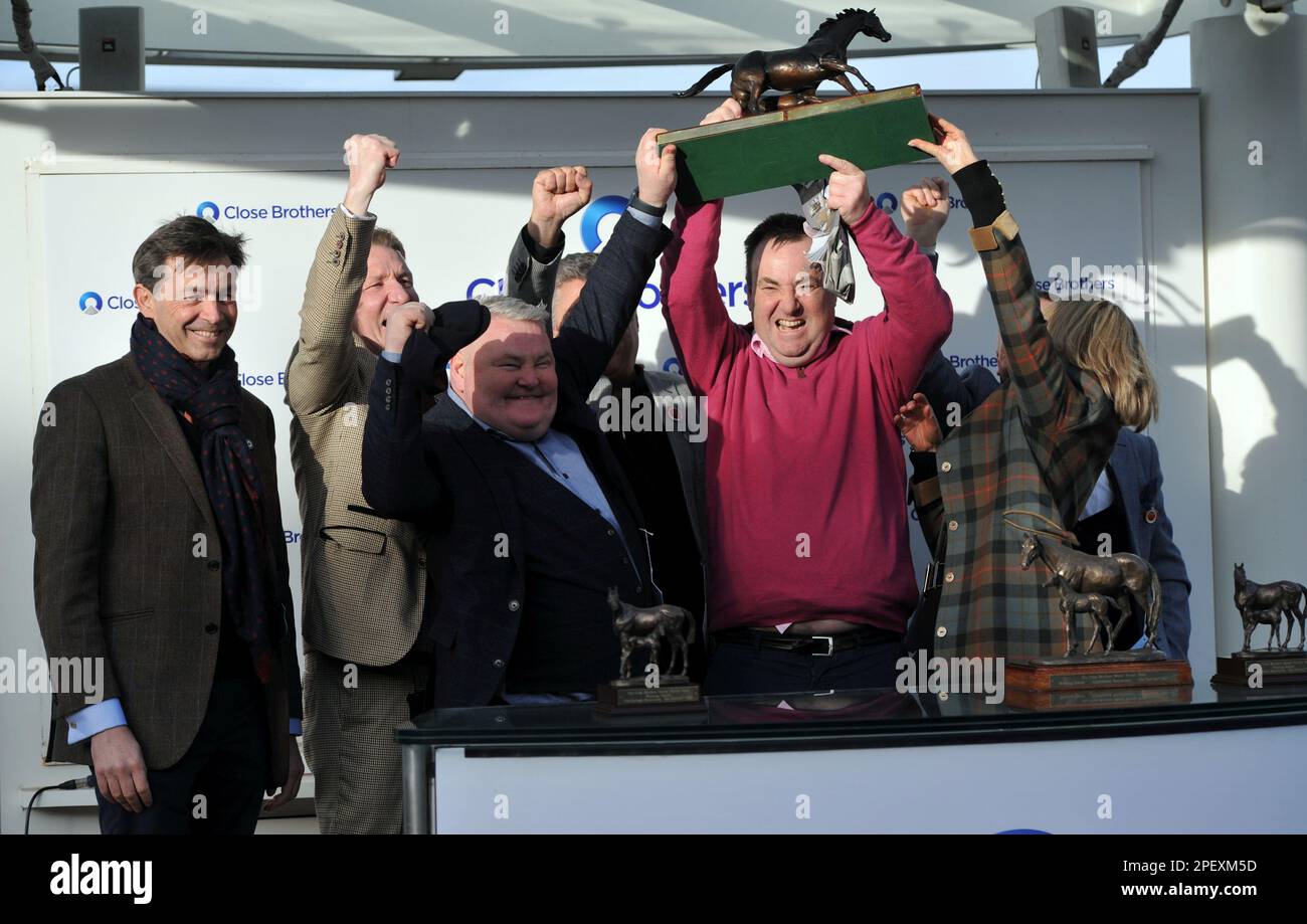 Rennen 5 das 4,10 Close Brothers Mares' Hürdenrennen. Rennsieger Honeysuckle geritten von Rachael Blackmore Racing auf der Cheltenham Racecourse am 1. Tag Stockfoto