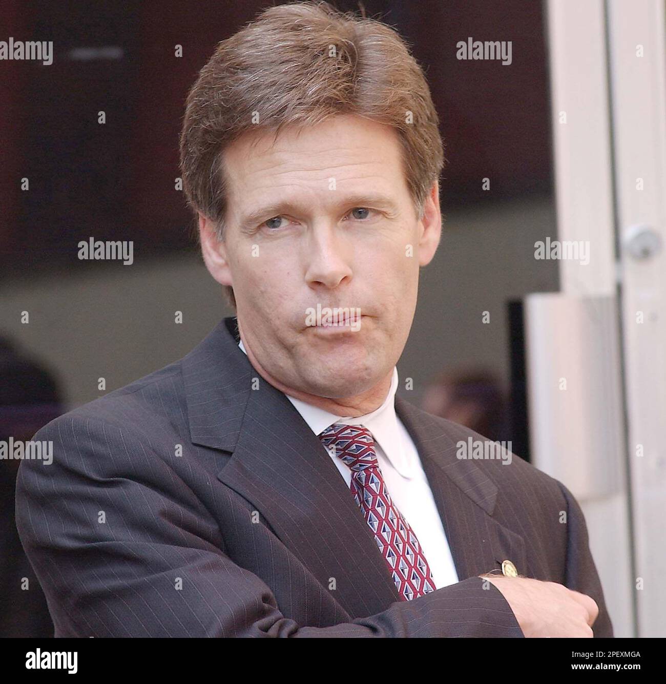 Oklahoma County District Attorney Wes Lane leaves the PIttsburg County Courthouse in McAlester, Okla., Friday, June 11, 2004, during an afternoon break. A jury announced Friday it was deadlocked on the punishment of convicted Oklahoma City bombing conspirator Terry Nichols. (AP Photo/The News-Capital & Democrat, Kevin Harvison) Stockfoto