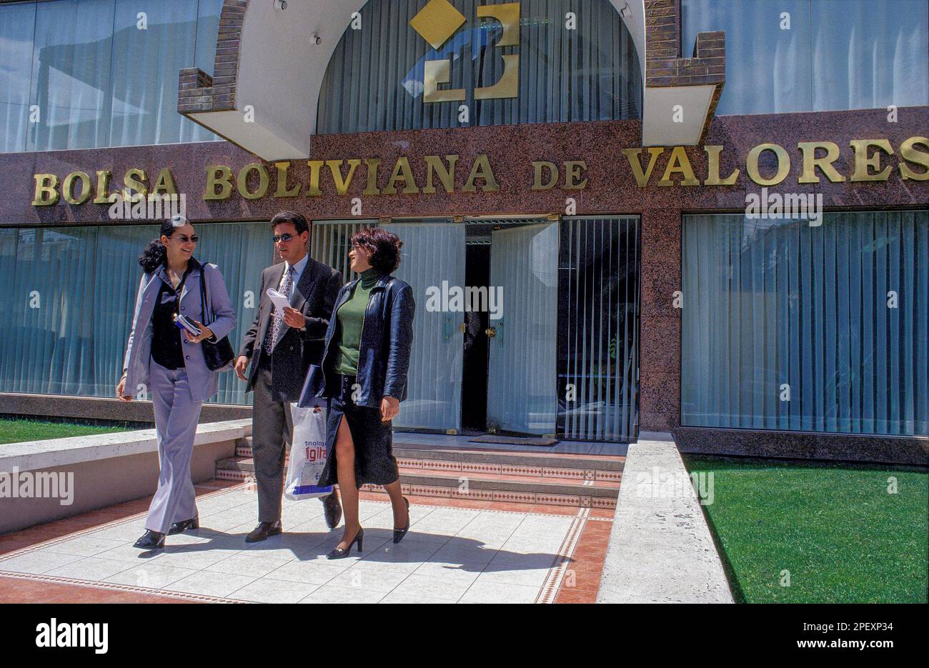 Bolivien, La Paz. Börsenmakler vor der bolivianischen Börse. Stockfoto
