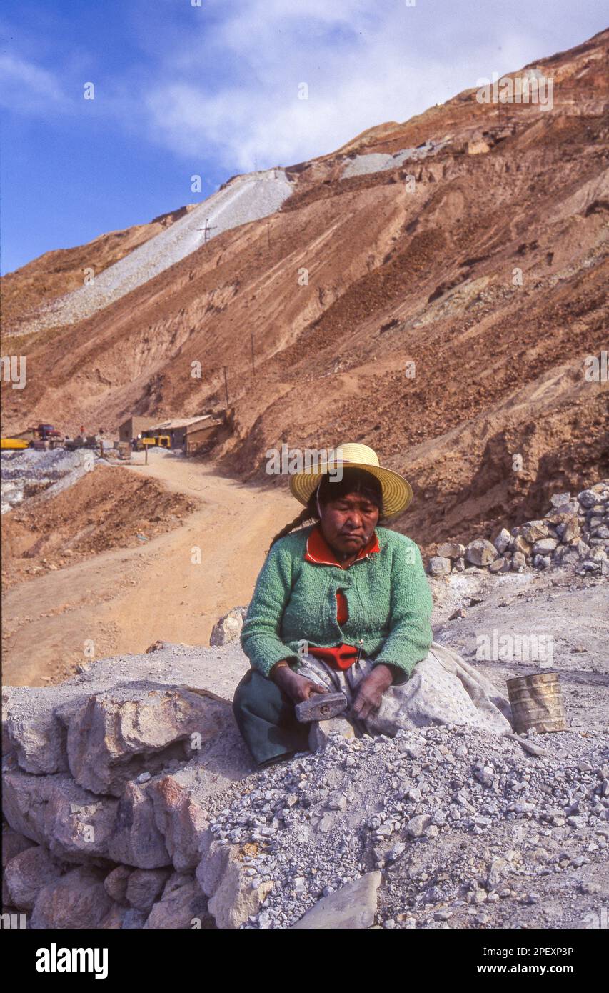 Bolivien, Potosi. Die Frau sucht nach Silberstücken im vergeudeten Erz einer Silbermine. Stockfoto