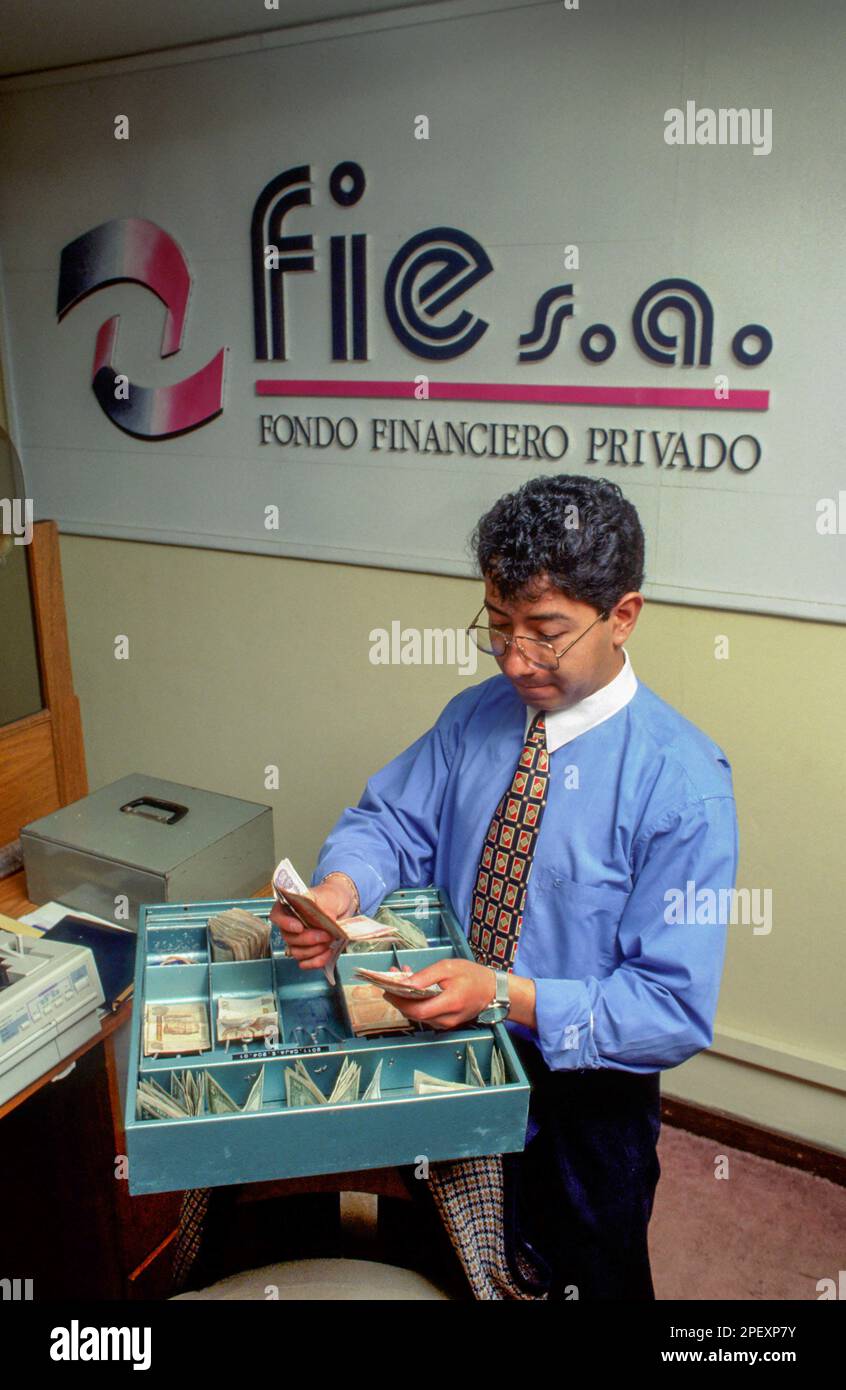 Bolivien, La Paz. Kassierer einer Darlehensgesellschaft. Stockfoto
