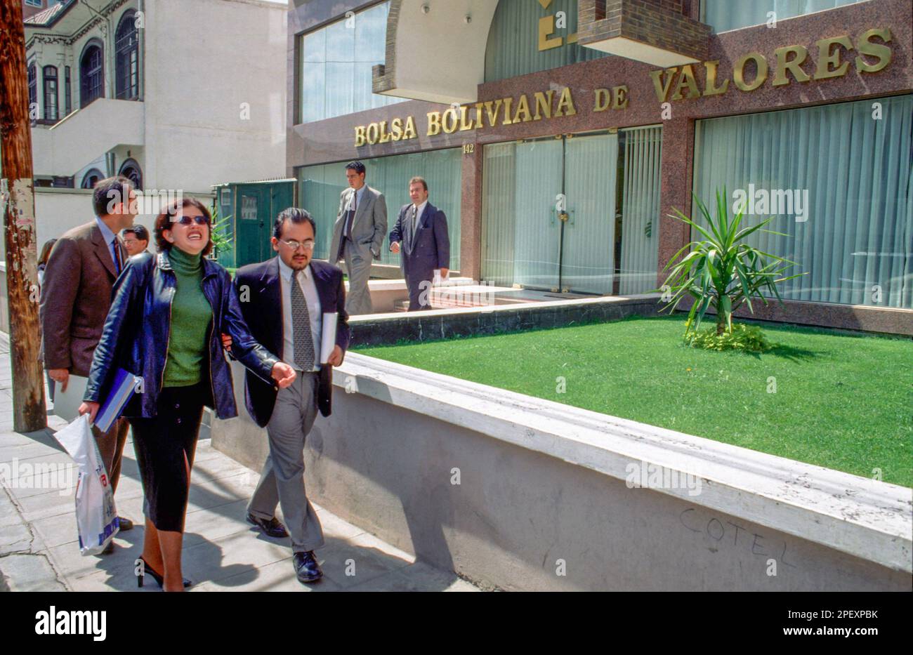 Bolivien, La Paz. Börsenmakler vor der bolivianischen Börse. Stockfoto