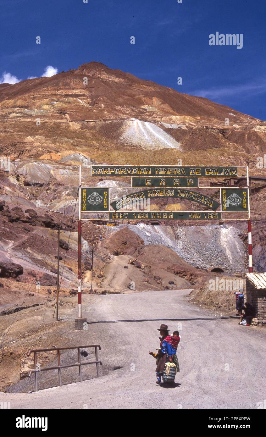 Bolivien, Potosi. Cerro Rico (reicher Berg) mit Eingang der Bergbaukooperation. Stockfoto